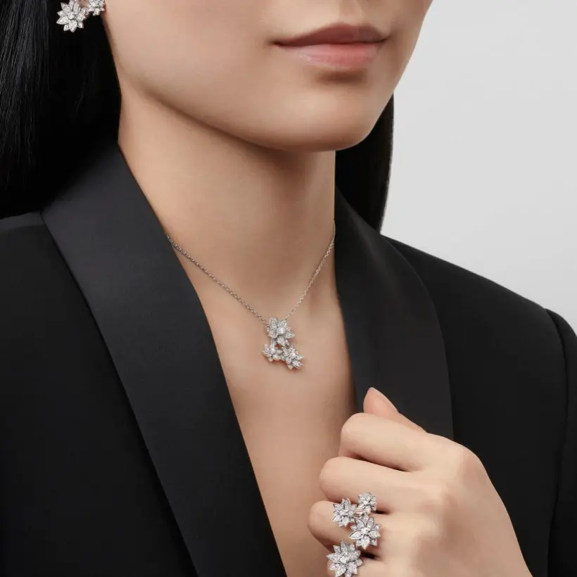 ヴァン クリーフ&アーペルの新商品、3つの花をテーマにしたパターンがあしらわれたロータスペンダント