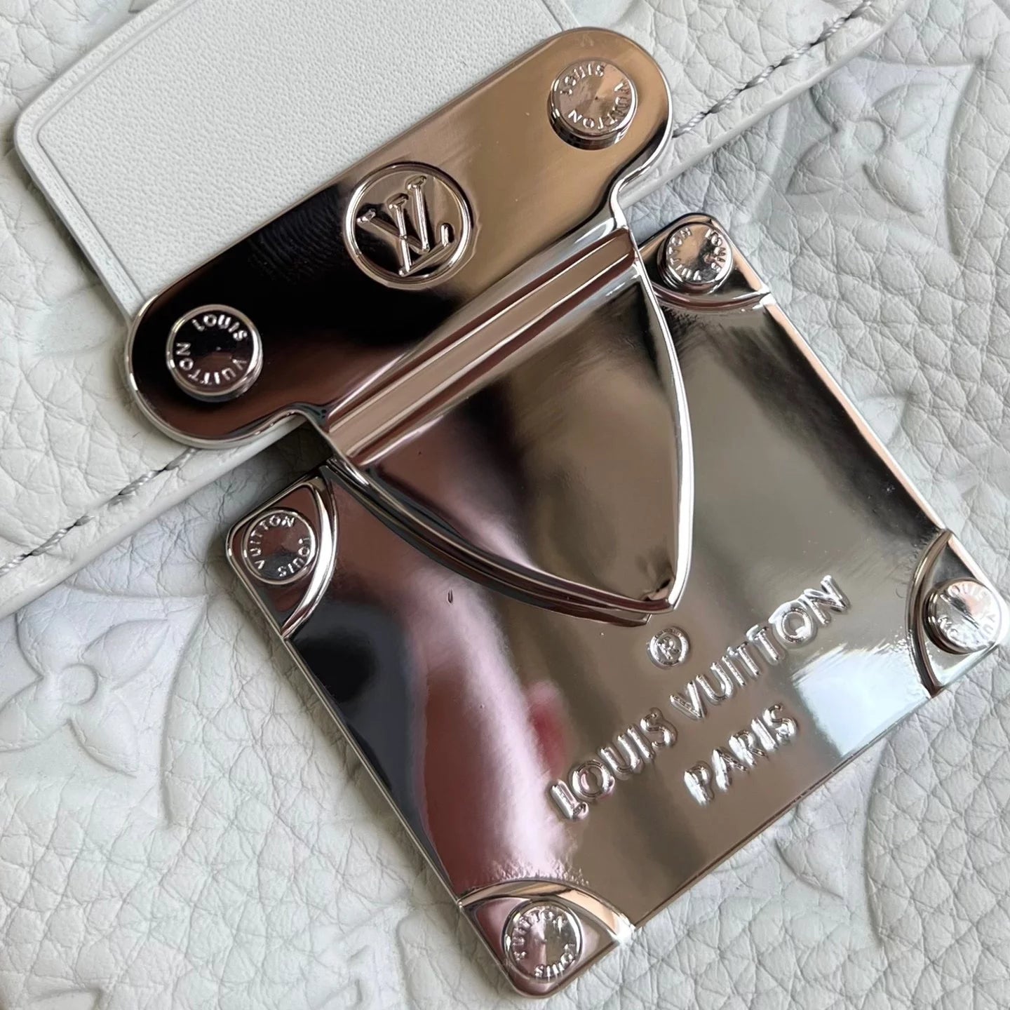 Sロック 縦型ウェアラブルウォレット トリヨンモノグラム M82568 – LW260