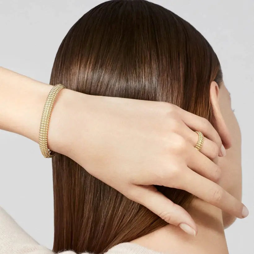 ヴァン クリーフ&アーペルの新作、3列のビーズデザインが特徴のペルレ ゴールド リング