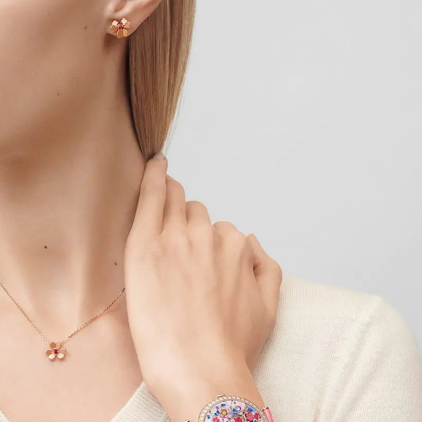 ヴァン クリーフ&アーペルの新作フリヴォル イヤリング、ミニ スタイル