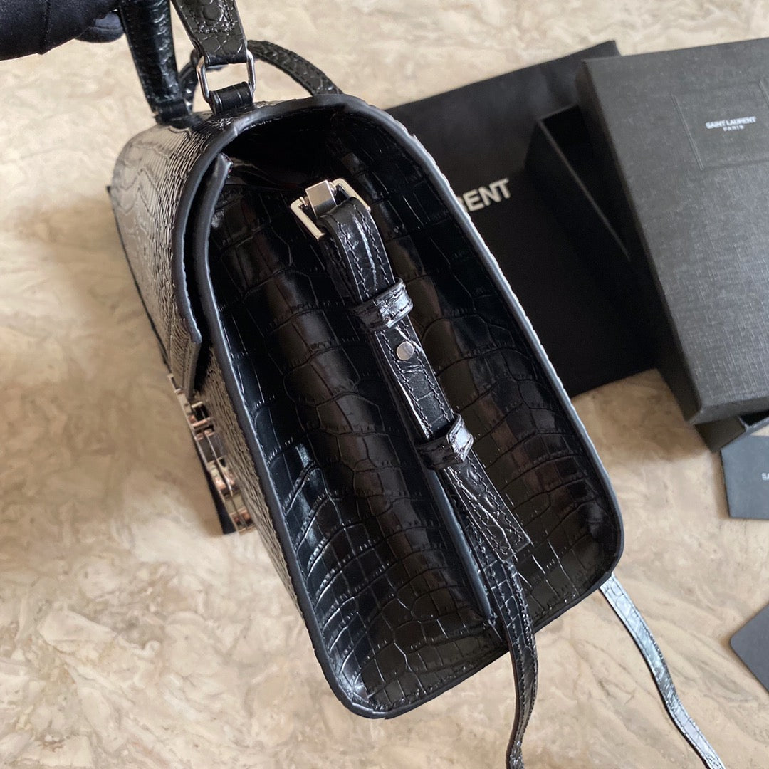 カサンドラ モノグラム クラスプバッグ マットパイソン