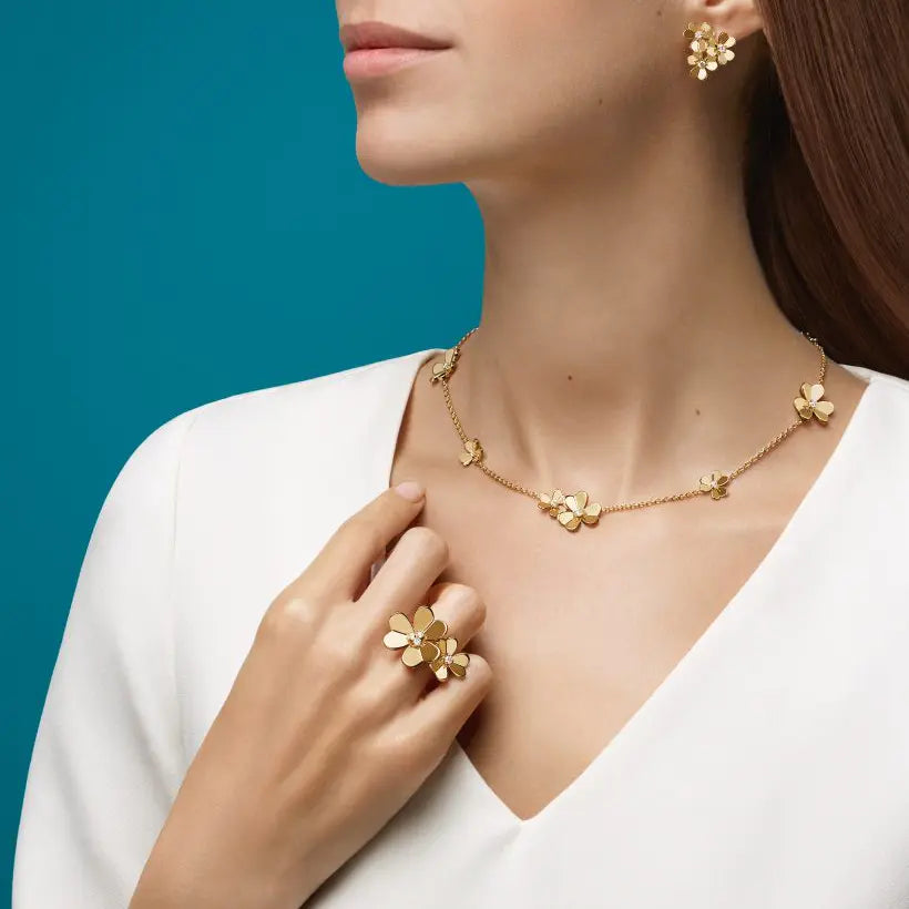 ヴァン クリーフ&アーペルのフリヴォル イヤリング(3つの花、ミニスタイル)の新着商品