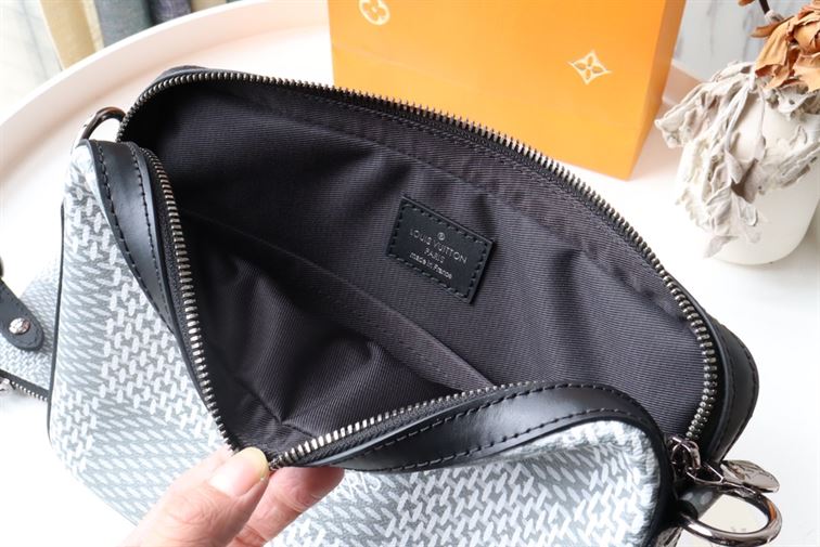 ルイ・ヴィトン トリオ メッセンジャーバッグ – LVB026