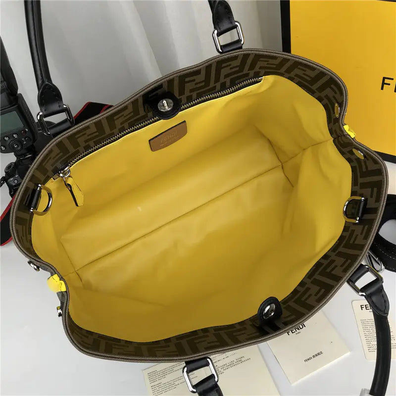 フェンディのショッピングバッグ