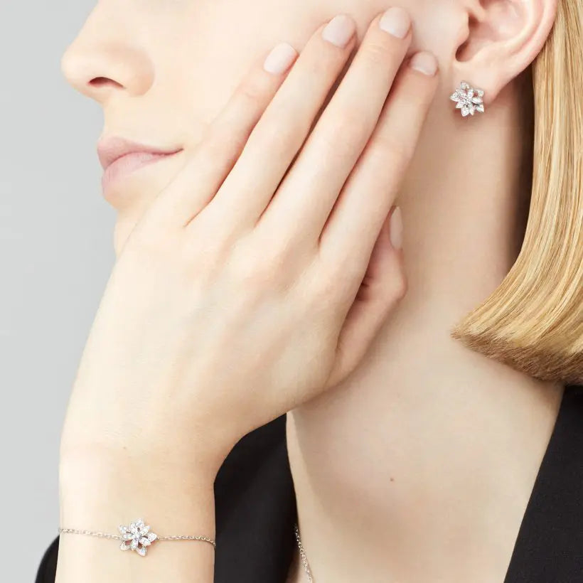 ヴァン クリーフ&アーペルのロータス ホロー イヤリング(ミニスタイル)の新着商品