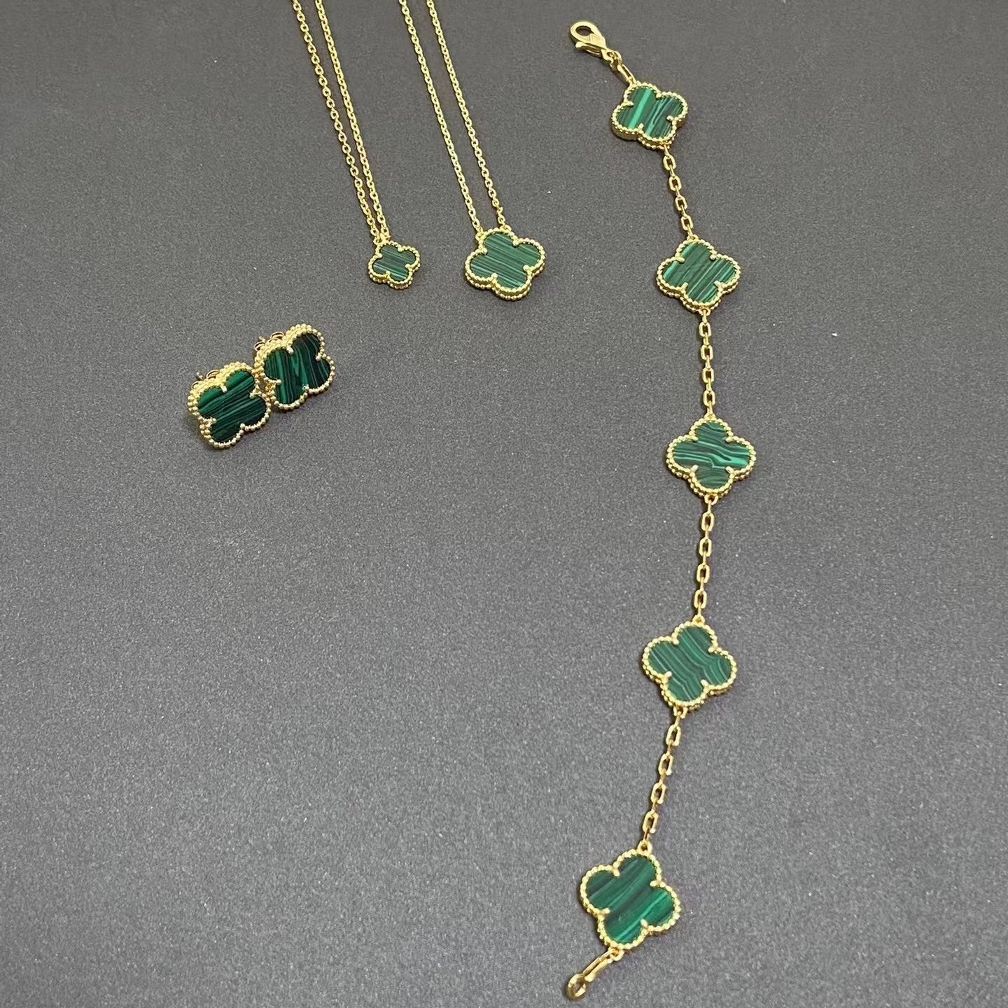 ヴァン クリーフ&アーペルの四つ葉のクローバー マラカイト ブレスレット