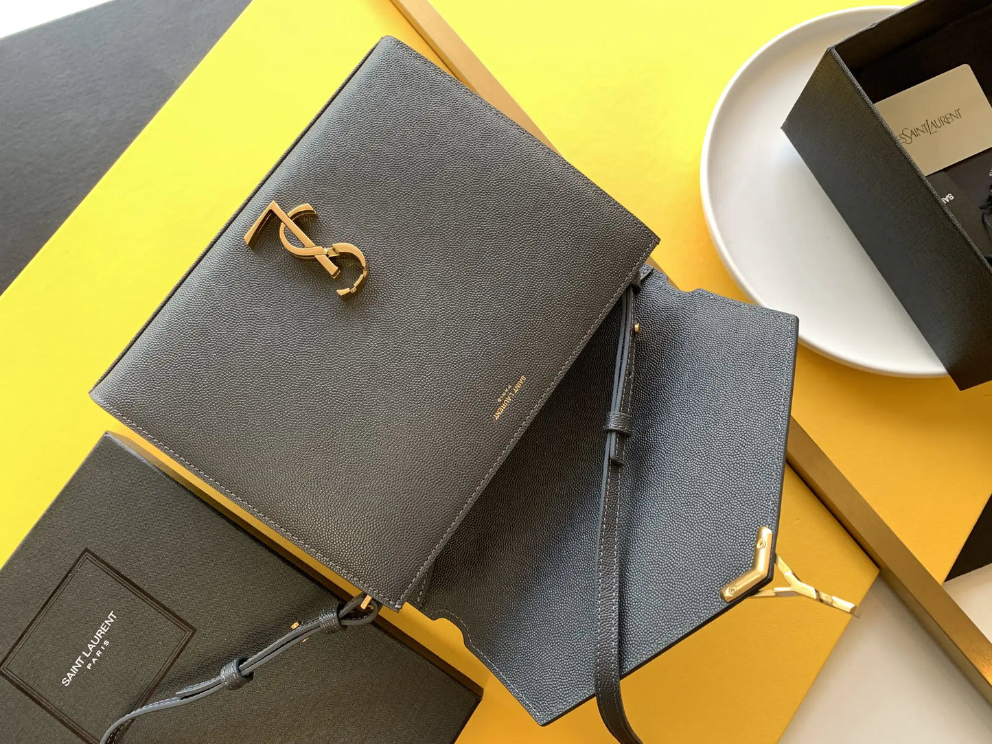 カサンドラ ミディアム トップハンドルバッグ グレイン・ド・プードル エンボスレザー