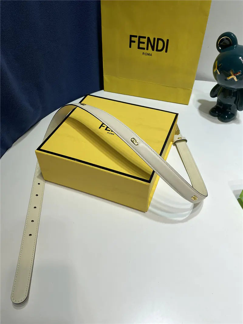 フェンディのループ付きナローベルト