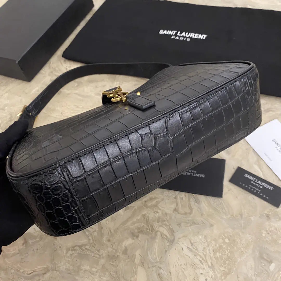 LE 5 7 クロコダイル型押しシャイニーレザー製ホーボーバッグ