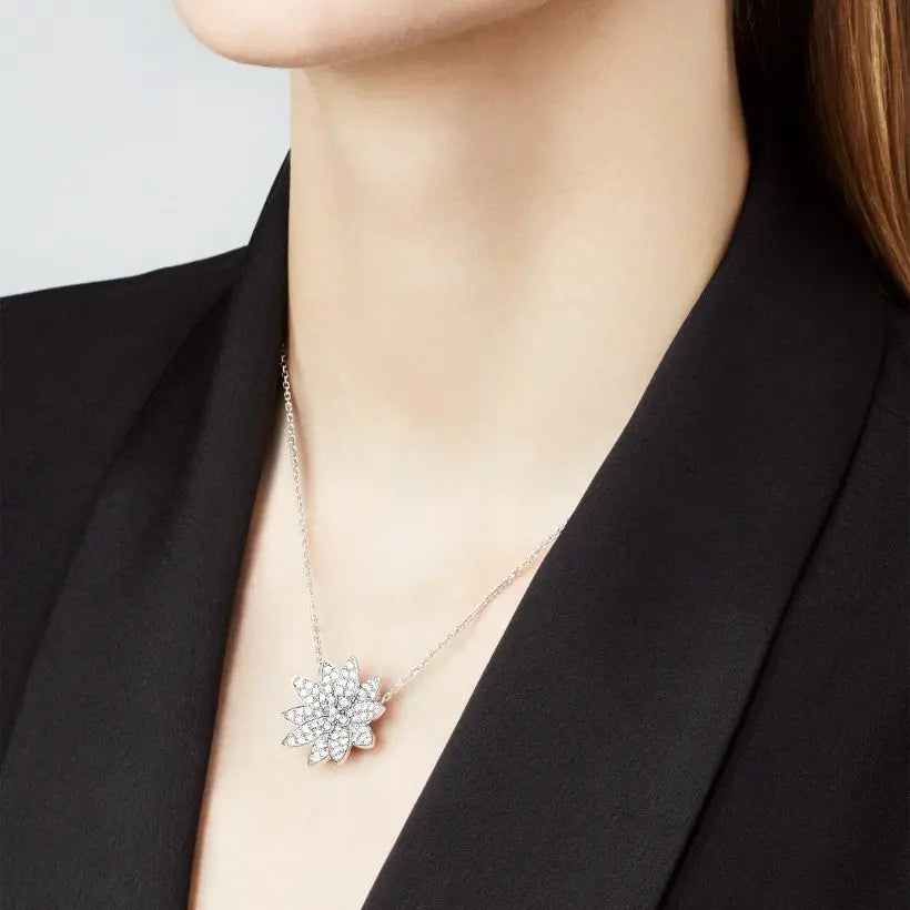 ヴァン クリーフ&アーペルの新作ロータス ブローチ ペンダント、ミディアム スタイル