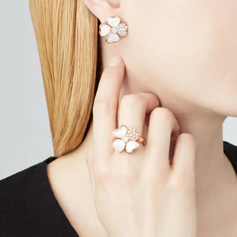 ヴァン クリーフ&アーペルの新作コスモス リング、ミディアム スタイル