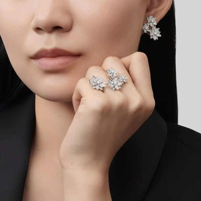 ヴァン クリーフ&アーペルの新商品、3つの花をテーマにしたパターンが特徴のロータス イヤリング