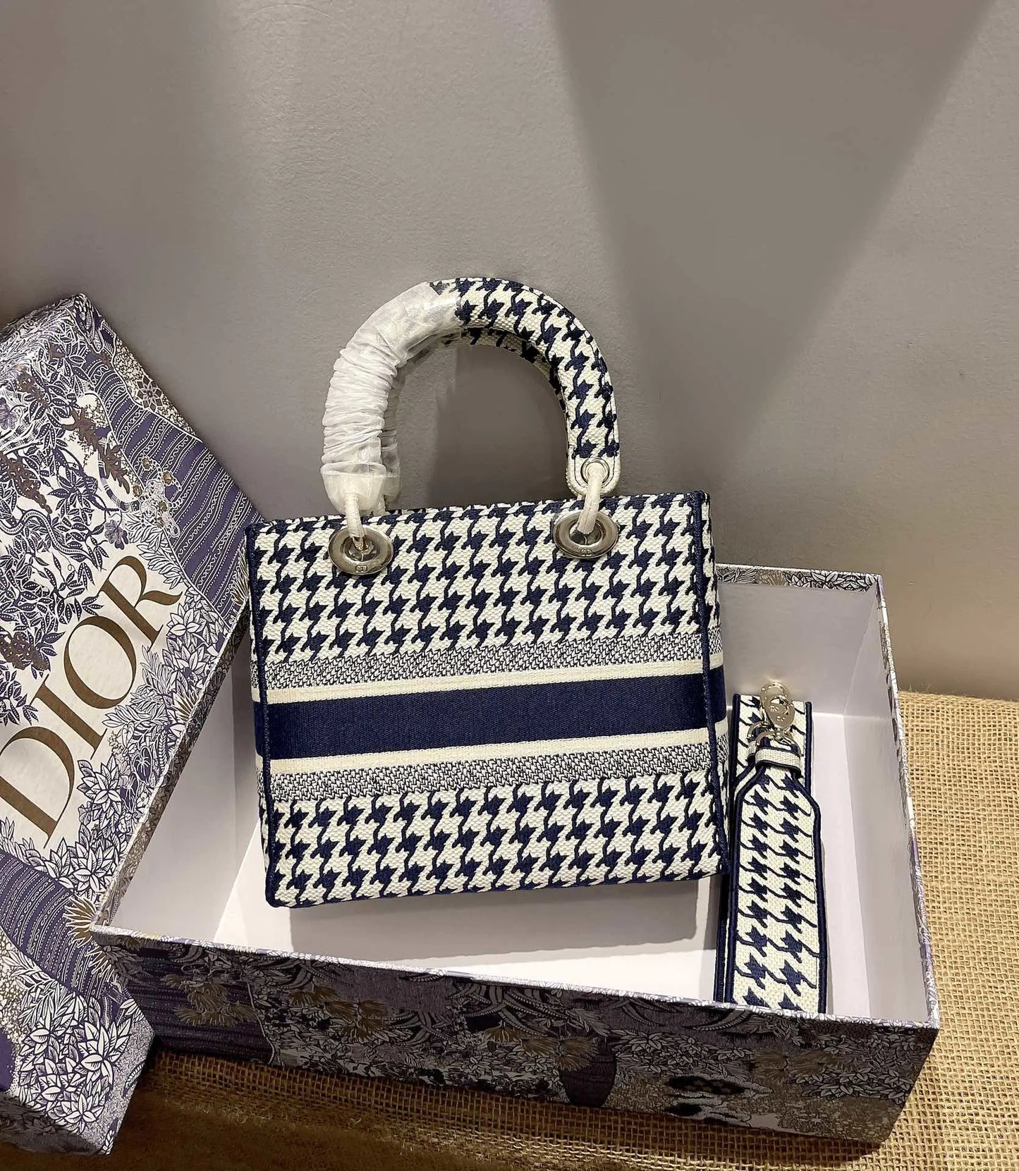 クリスチャン ディオール ミディアム レディ D ライト バッグ