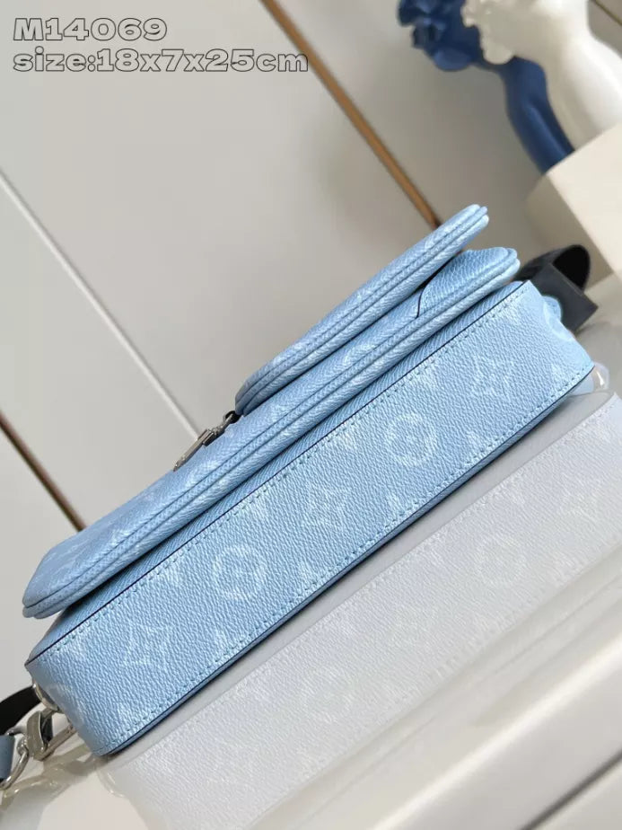 トリオ メッセンジャーバッグ スカイブルー モノグラム キャンバス タイガ カウハイドレザー M14069 – LW266