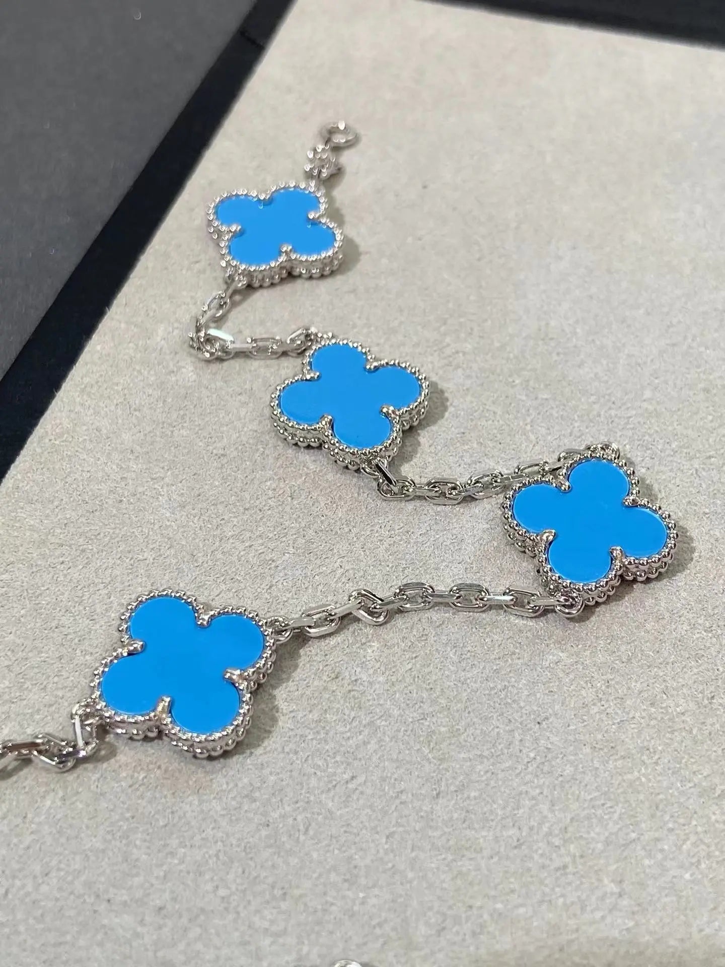 ヴァン クリーフ&アーペルの四つ葉のクローバー ターコイズ ネックレス