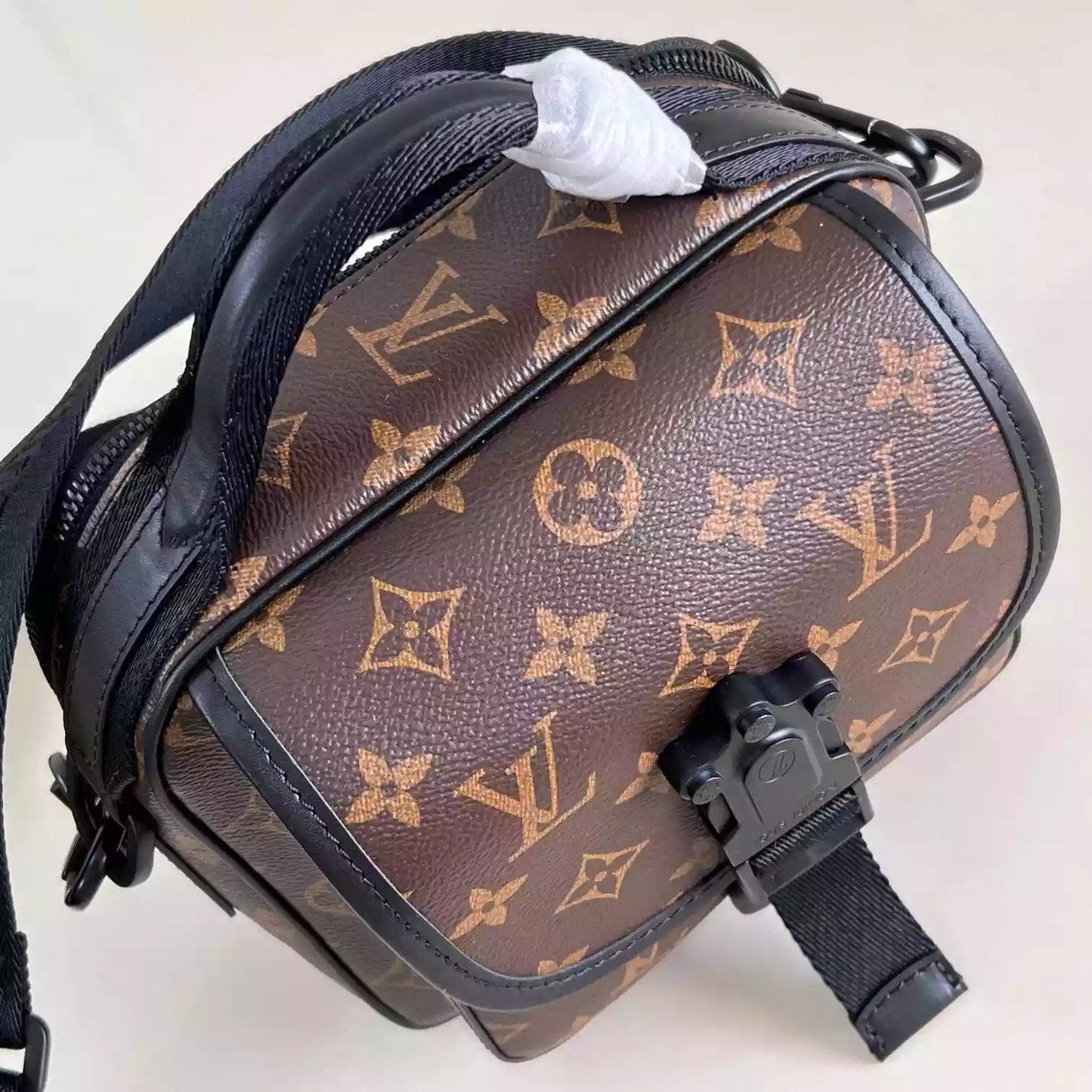 クエスト メッセンジャーバッグ モノグラム マカッサル コーティングキャンバス M46973 – LW449