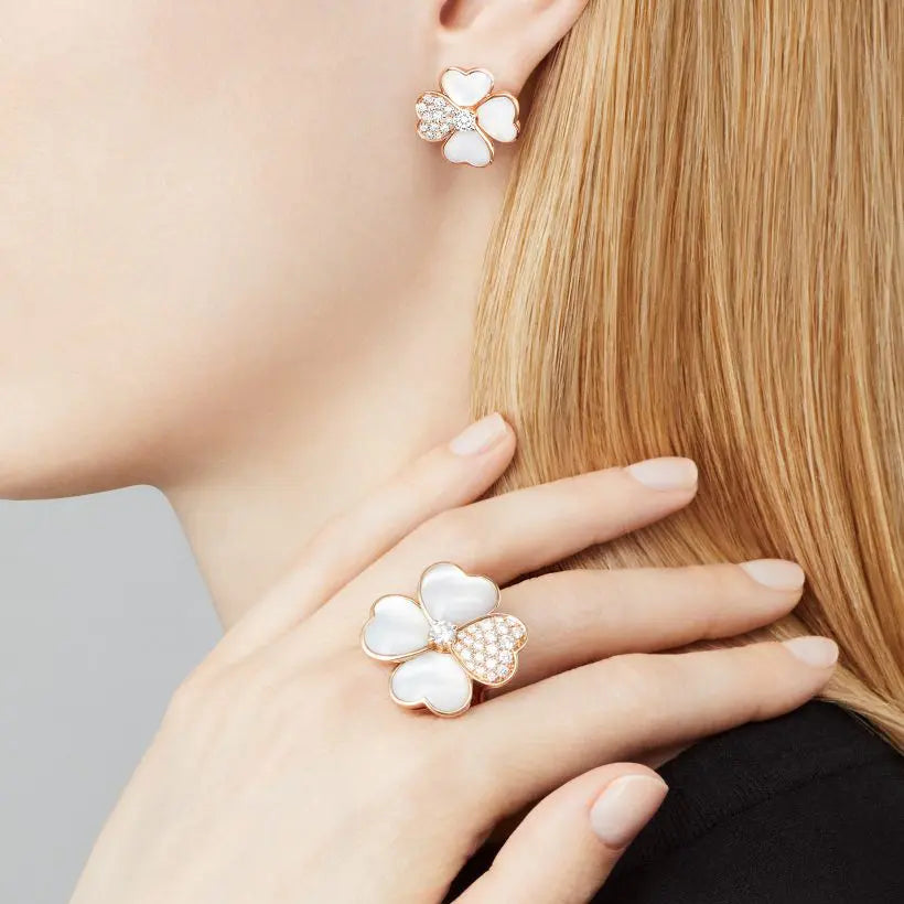 ヴァン クリーフ&アーペルのコスモス イヤリング(スモールサイズ)の新着商品