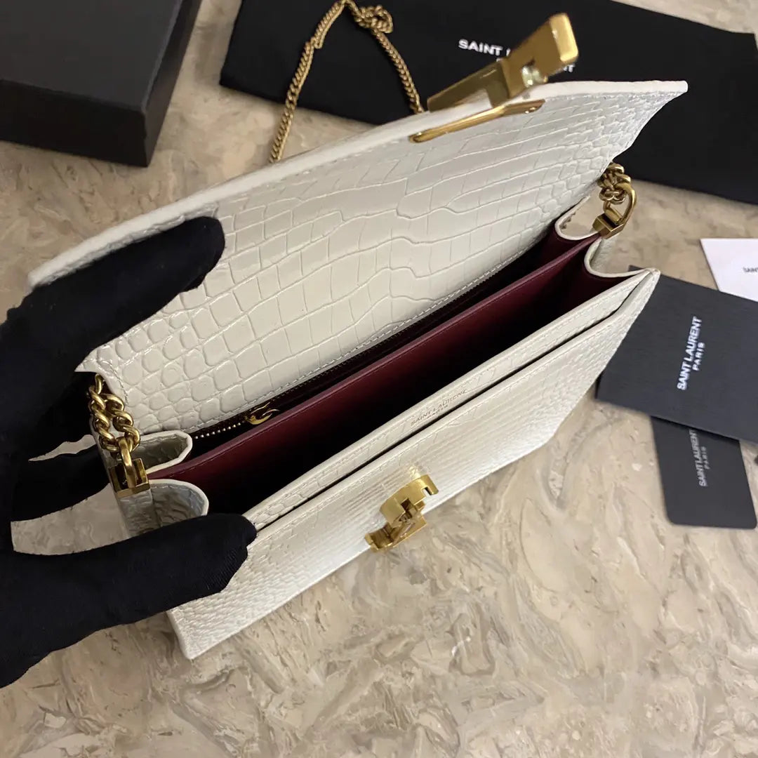 カサンドラ モノグラム クラスプバッグ(クロコダイルエンボス加工シャイニーレザー製)