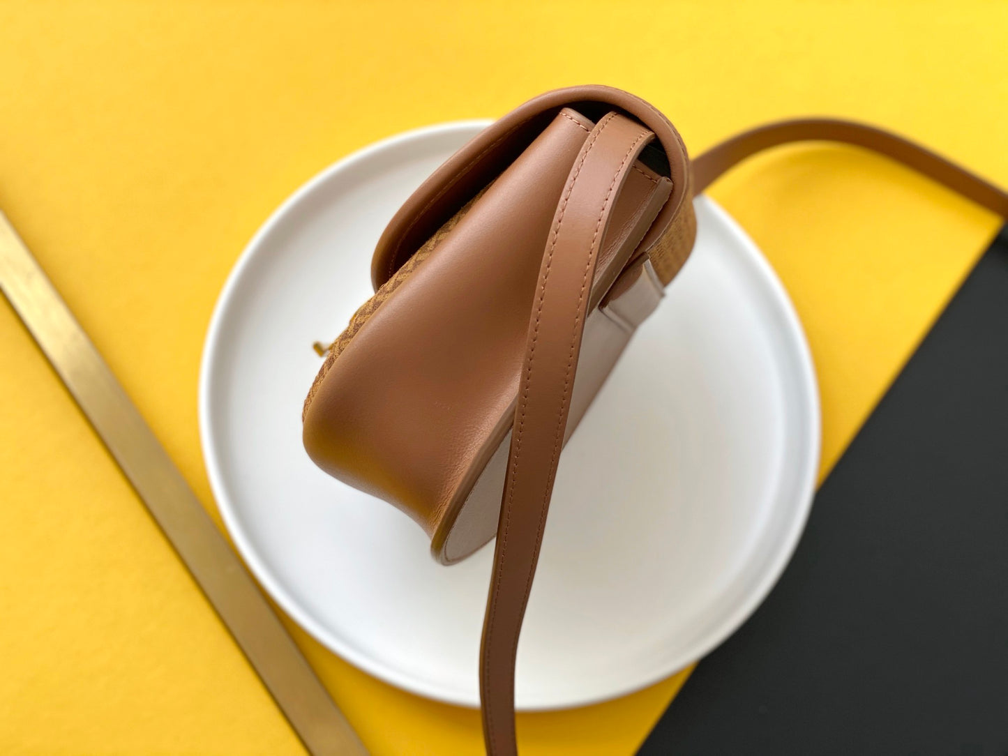 KAIA スモールサッチェル(スムースヴィンテージレザー)