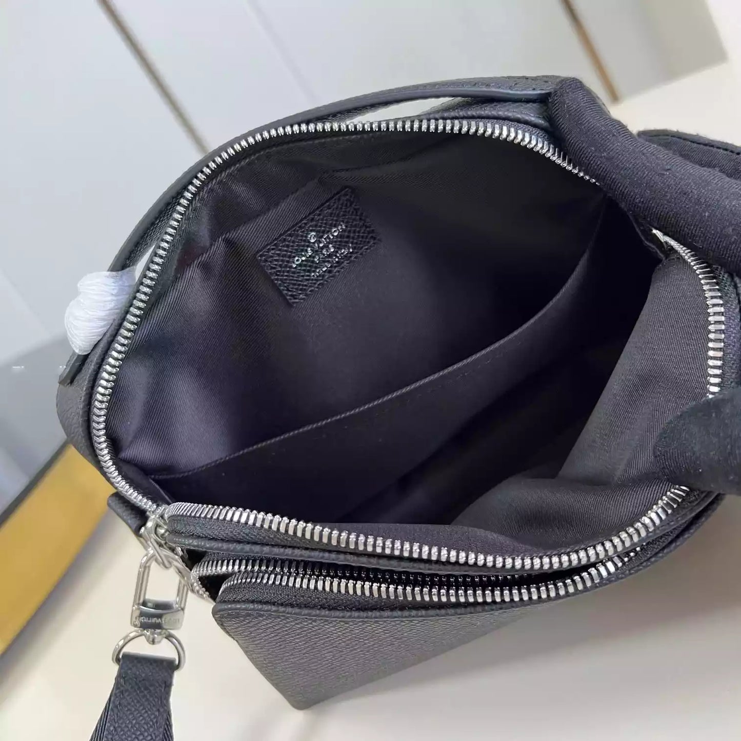 アベニュー メッセンジャーバッグ ブラック タイガ カウハイドレザー M11657 – LW429