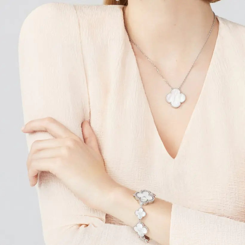 ヴァン クリーフ&アーペルのマジック アルハンブラ ペンダントの新着