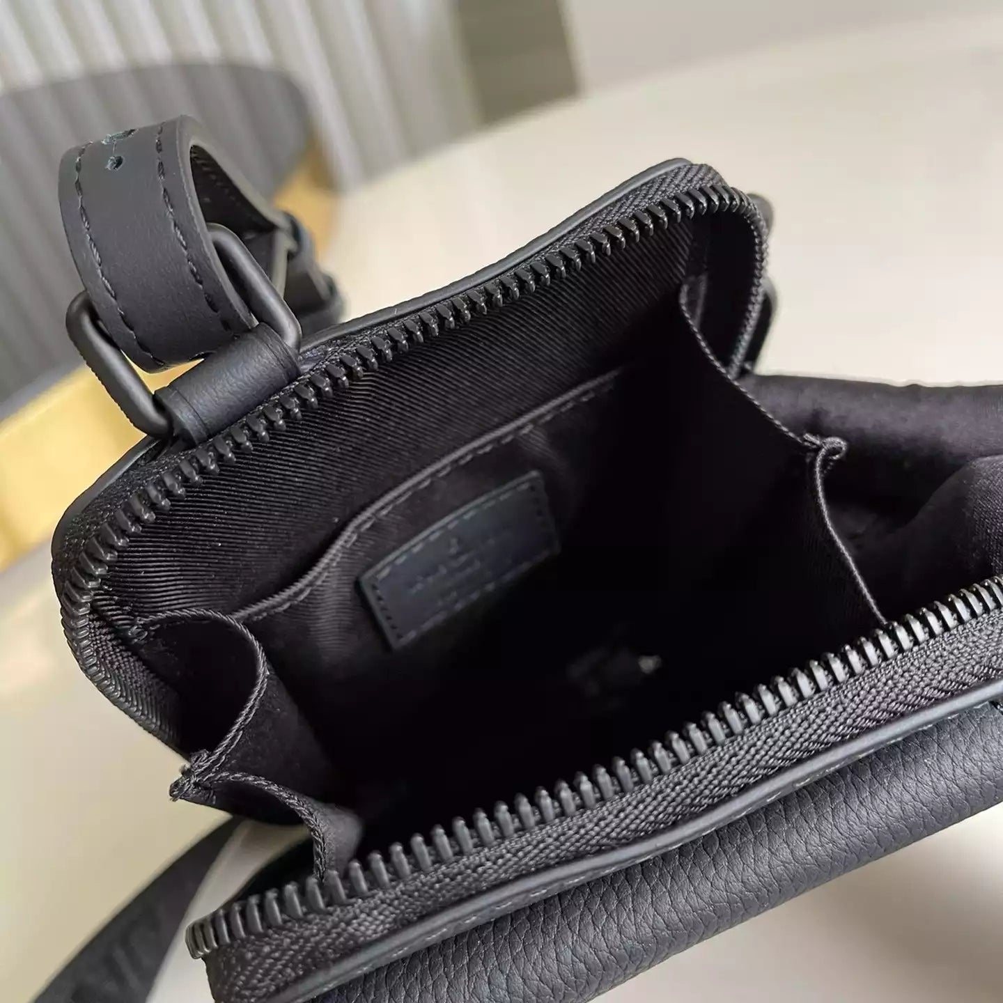 M57089 フォンポーチ ブラック グレインカーフレザー – LW259