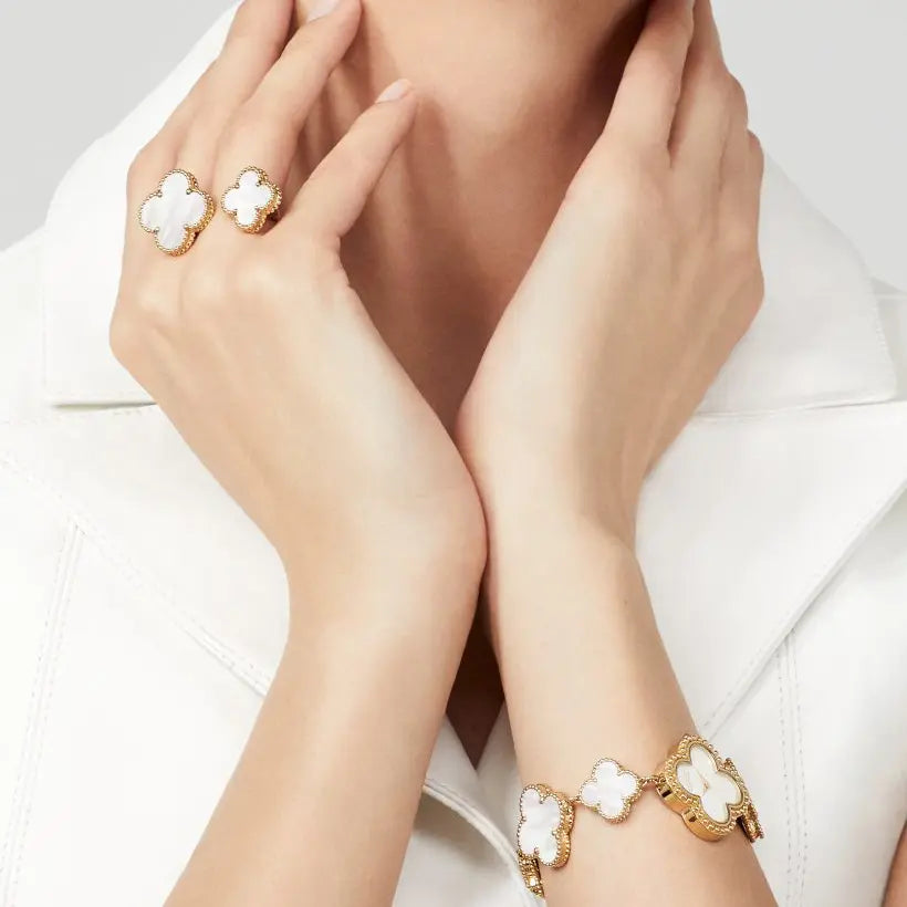 ヴァン クリーフ&アーペルのマジック アルハンブラ インターフィンガー リングの新着