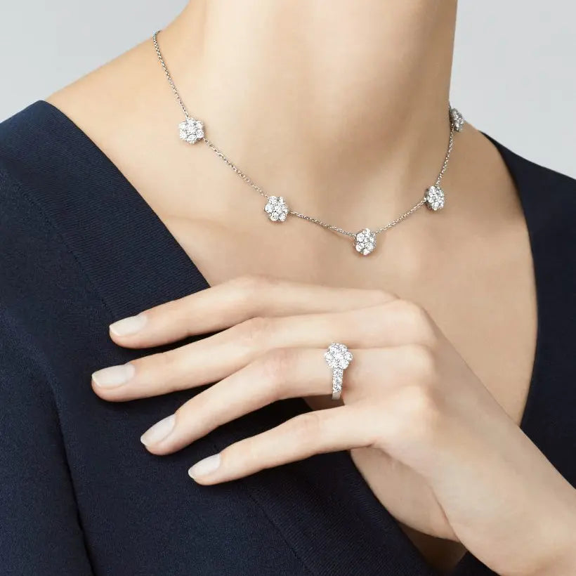 ヴァン クリーフ&アーペルのフルーレットネックレス(5つの花、ラージスタイル)の新着商品