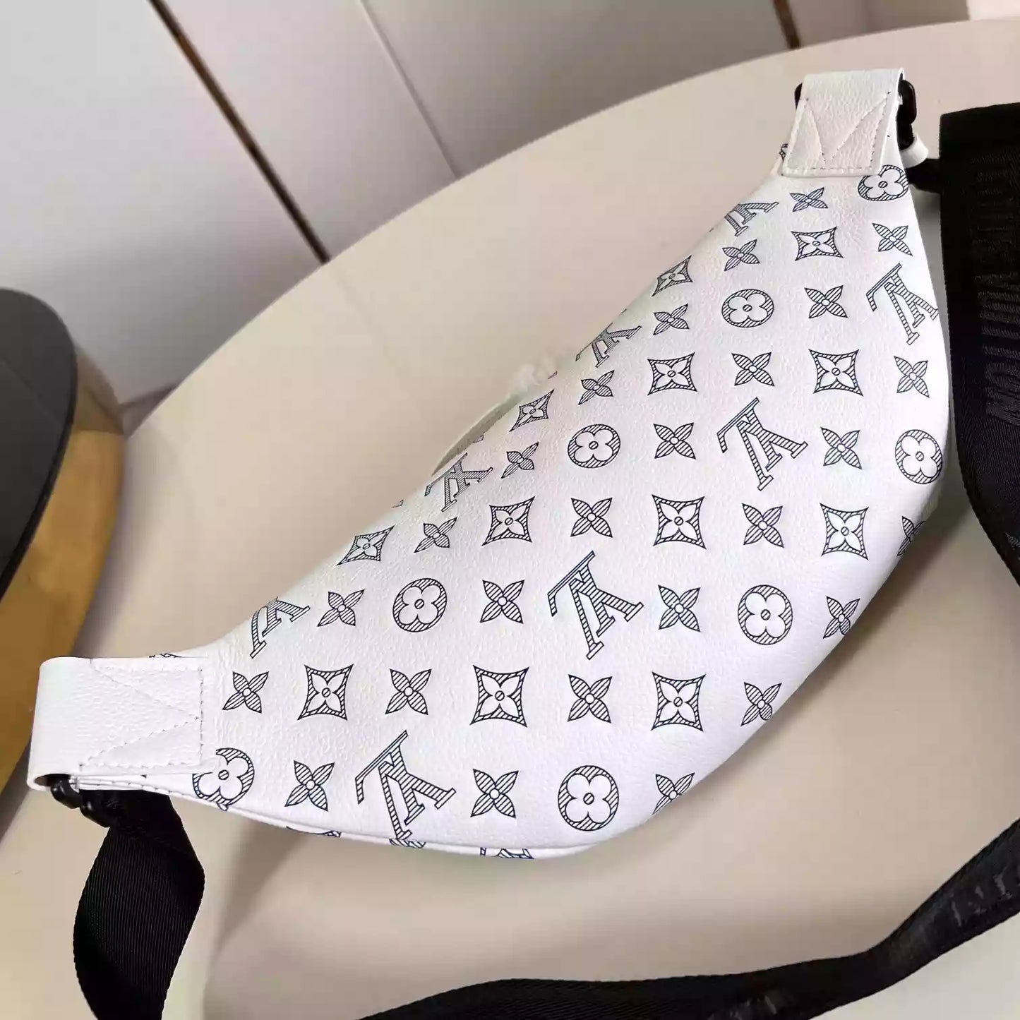 ラッシュ バムバッグ ホワイト モノグラム シャドウ M25227 – LW221