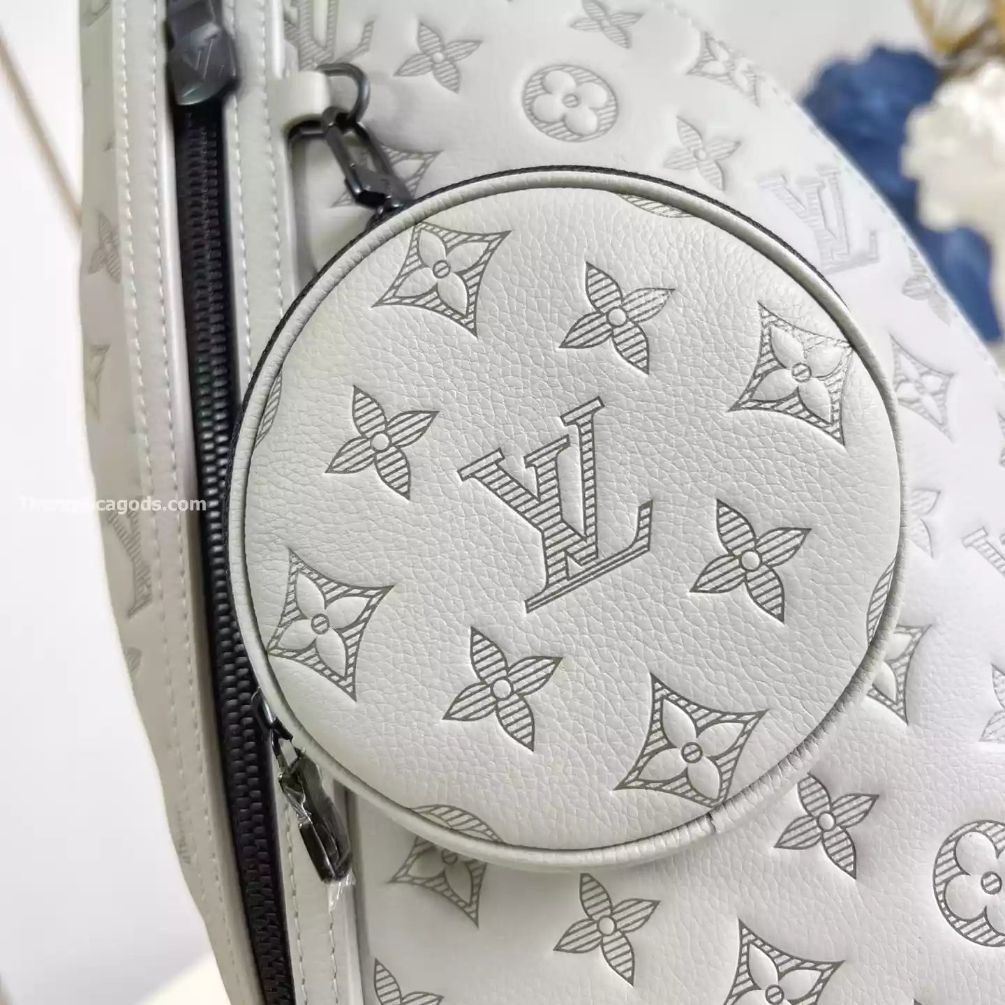 デュオ スリングバッグ サンド モノグラム シャドウ – LW299