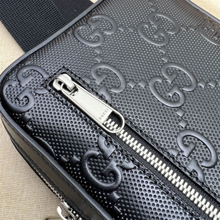 グッチ GGエンボス加工 スリングバックパック ブラックレザー – BG018