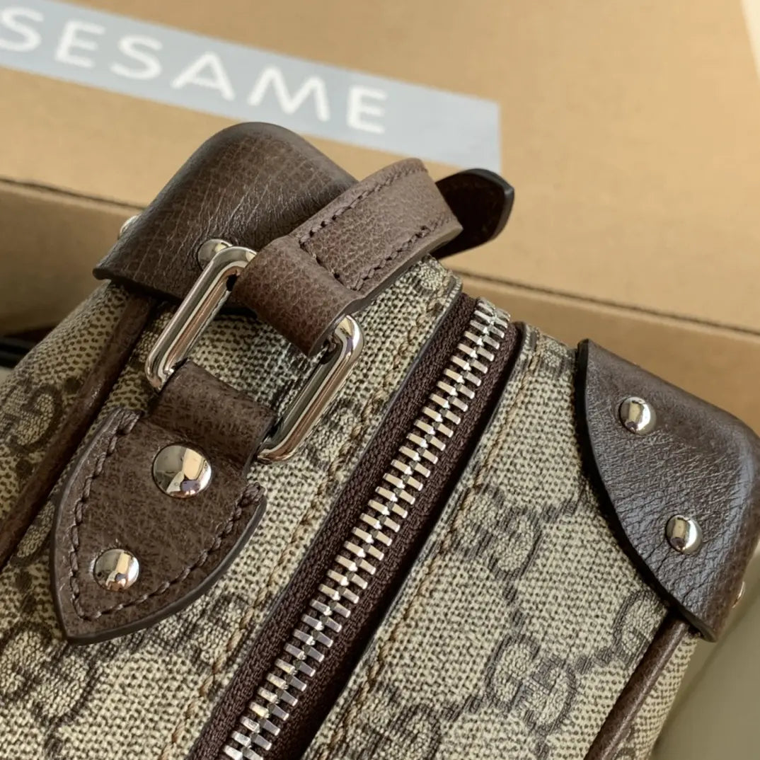 レザーのディテールが施されたGGショルダーバッグ