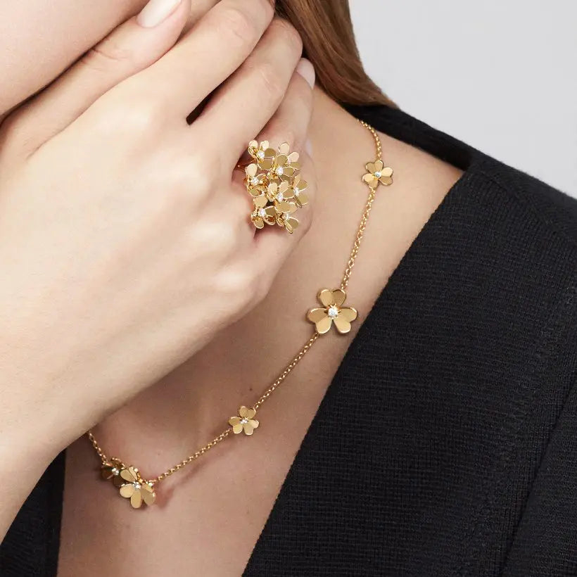 ヴァン クリーフ&アーペルのフリヴォル ネックレス(9つの花)の新着商品