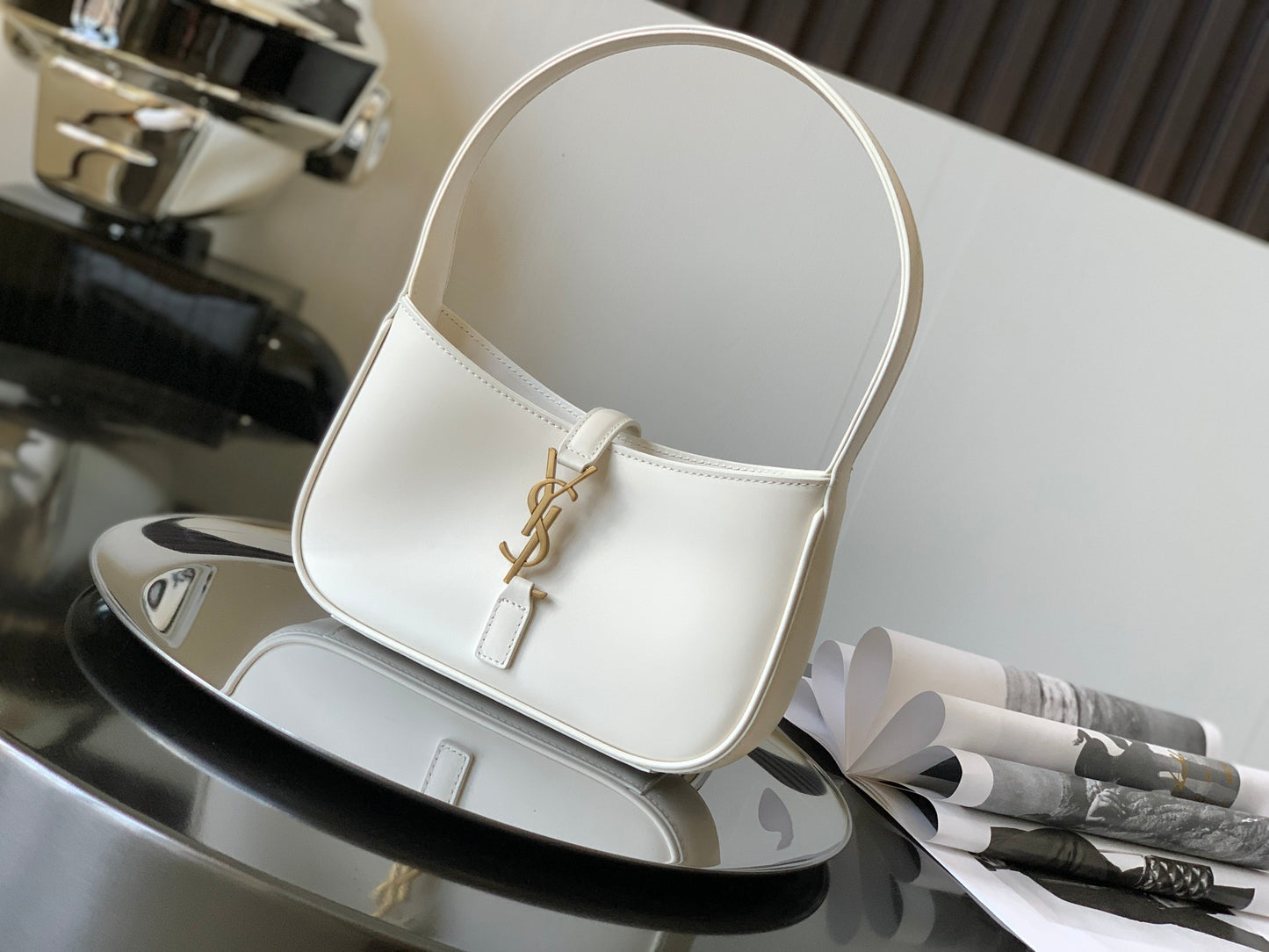 LE 5 7 ミニ ホーボーバッグ(ベジタブルタンニンレザー製)