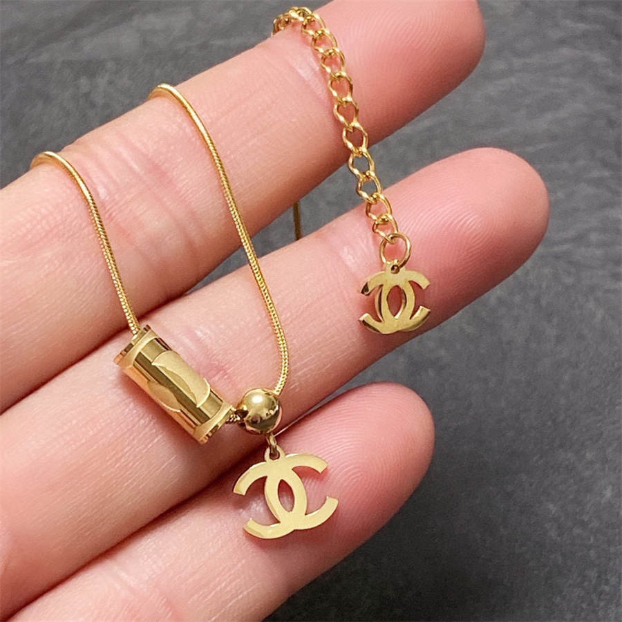 シャネルのダブルCレター細ネックレス
