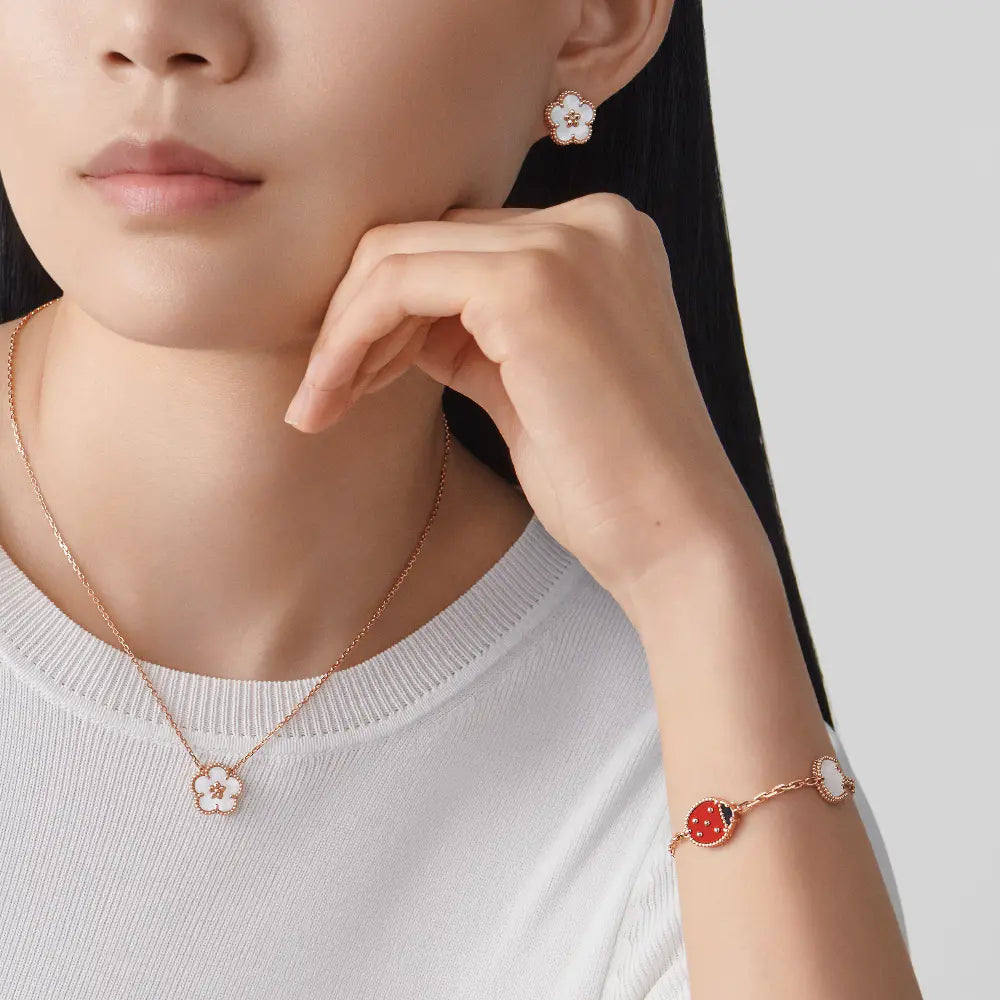 Van Cleef & Arpels ラッキー スプリング ペンダント、プラム ブロッサムの新作