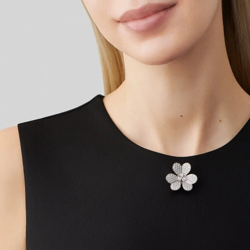 ヴァン クリーフ&アーペルの新作フリヴォル ブローチ ペンダント、オーバーサイズ スタイル