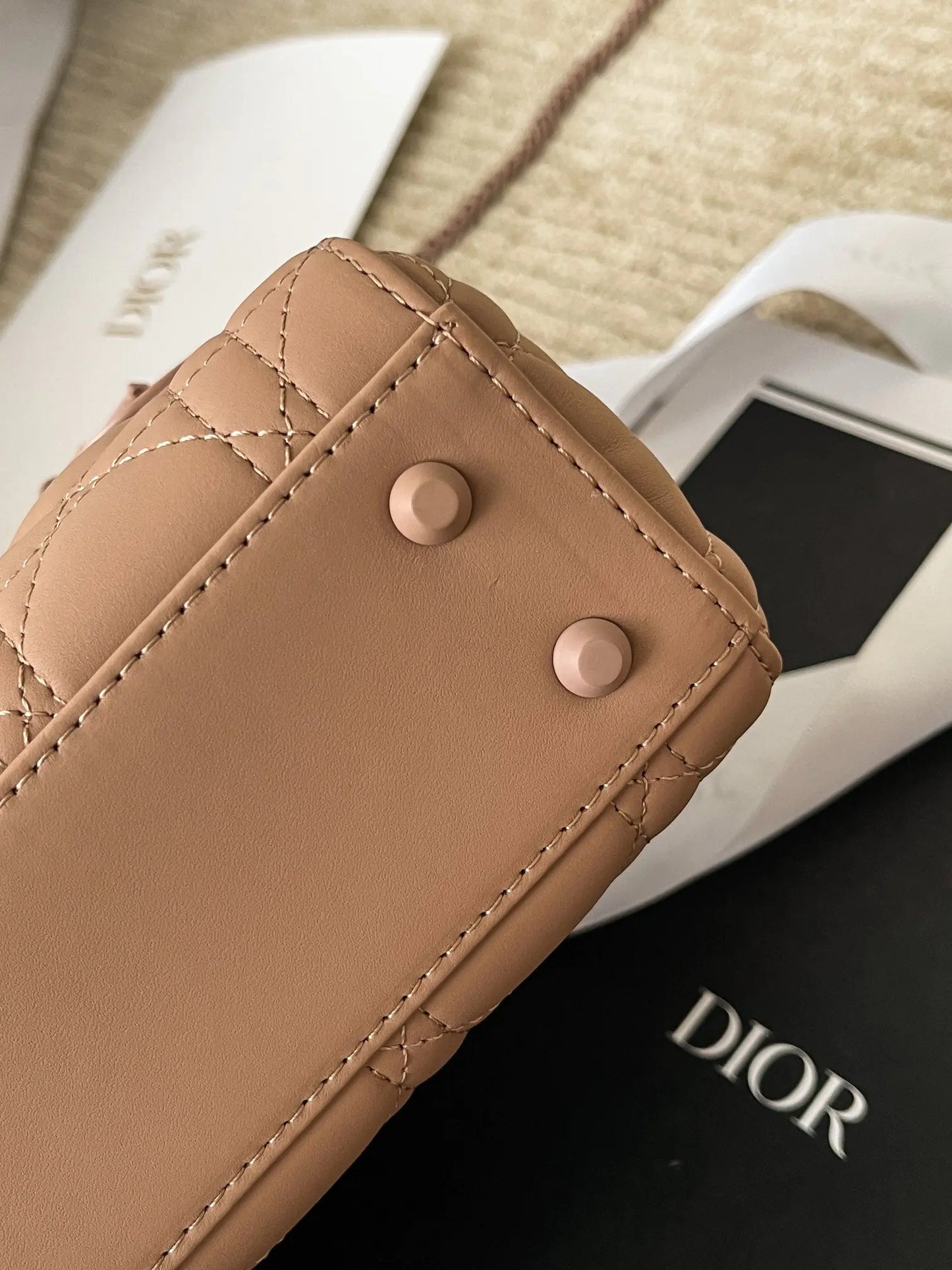 クリスチャン・ディオール ミディアム レディ ディオール バッグ