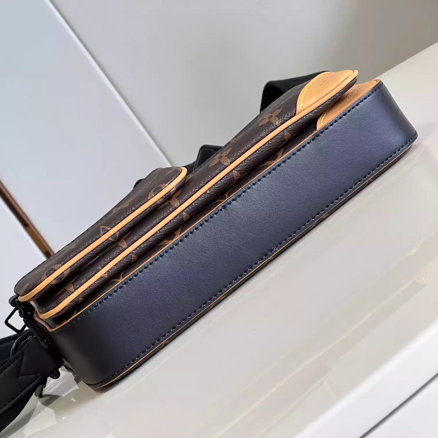 トリオ メッセンジャーバッグ モノグラム マカッサル M46694 – LW453