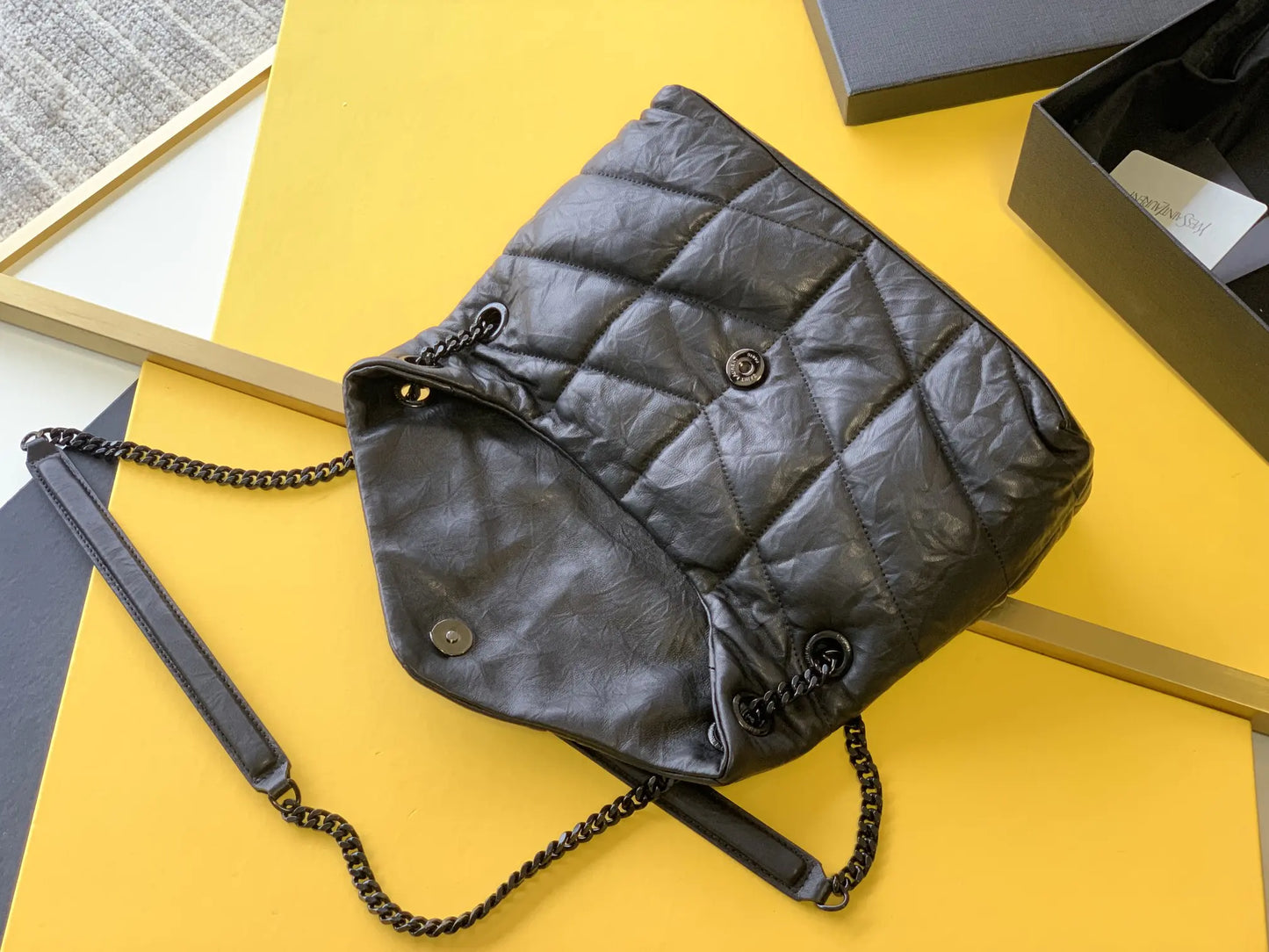 デニムとスムースレザーのパファーミディアムチェーンバッグ