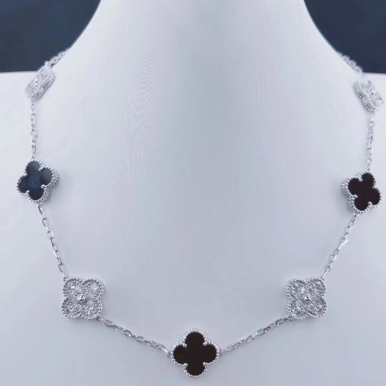 ヴァン クリーフ&アーペルの四つ葉のクローバーネックレス