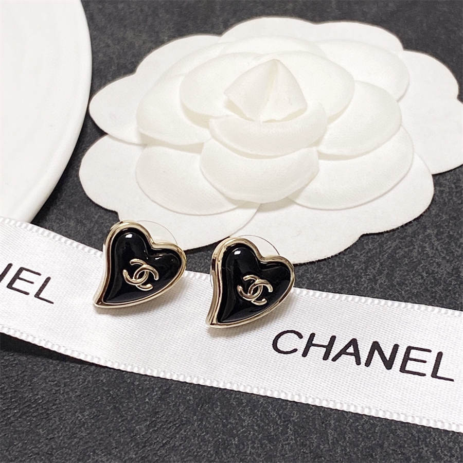 シャネルのブラックハートイヤリング