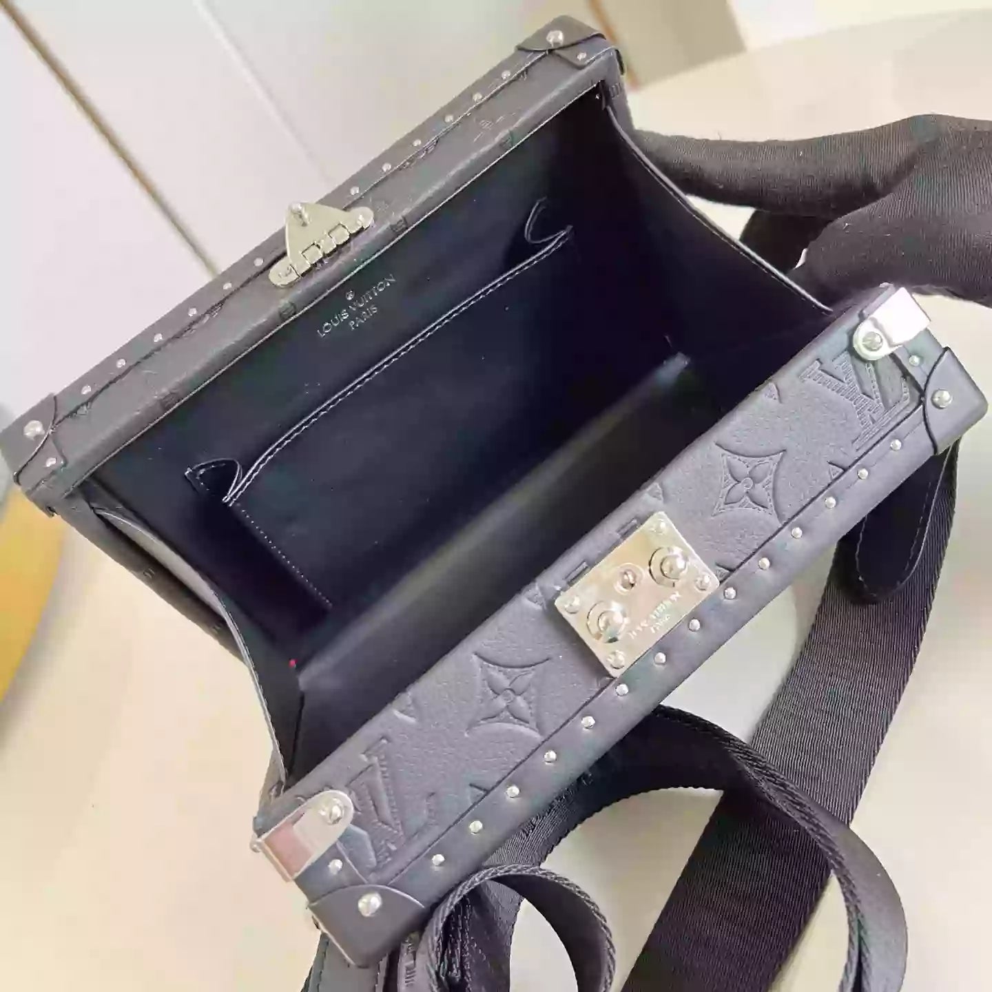 クラッチボックス ブラック モノグラム シャドウ カウハイドレザー M12876 – LW275