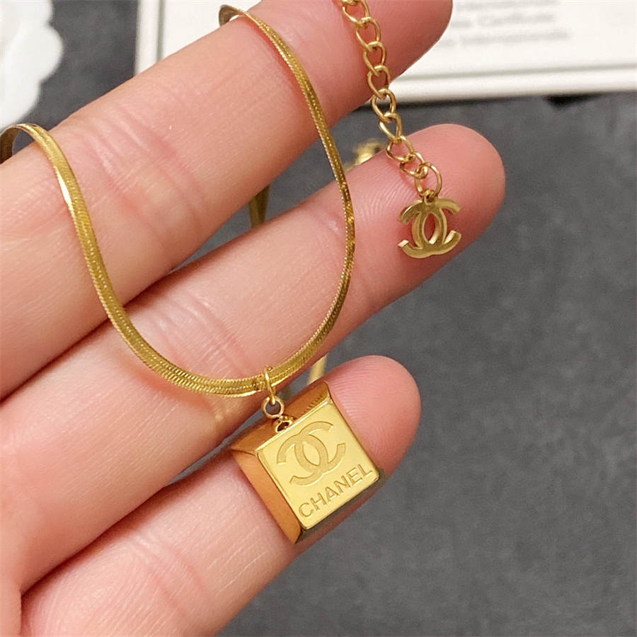 シャネルのダブルCレターゴールドカラーネックレス