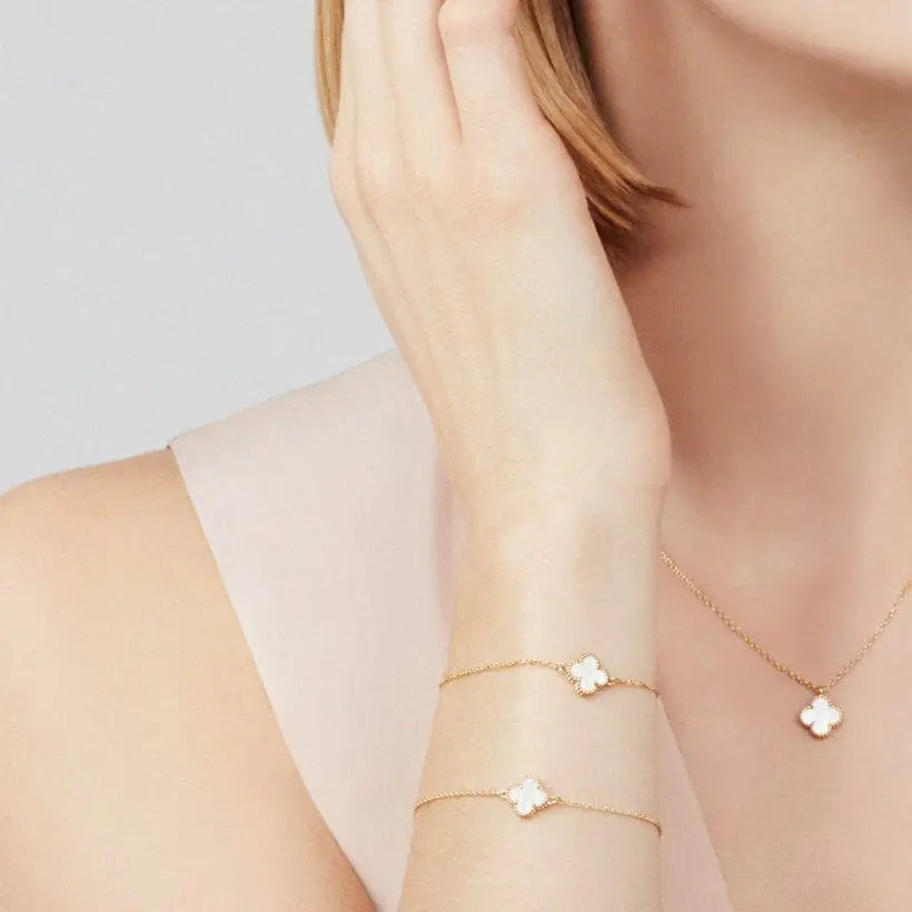 ヴァン クリーフ&アーペルの新作スウィート アルハンブラ ペンダント