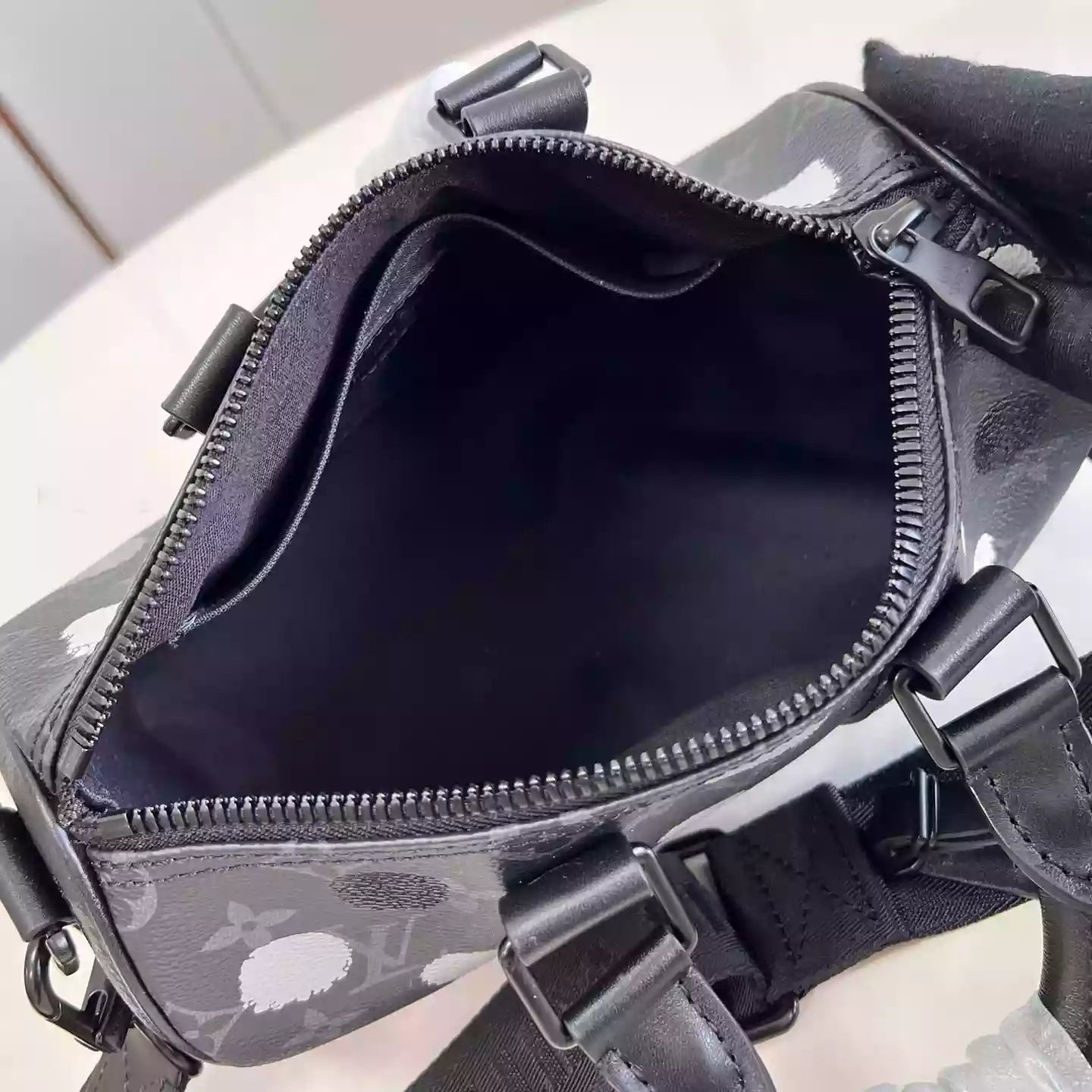 X 草間彌生 キーポル 25 バッグ(ブラック&シルバー M46406 – LW252)