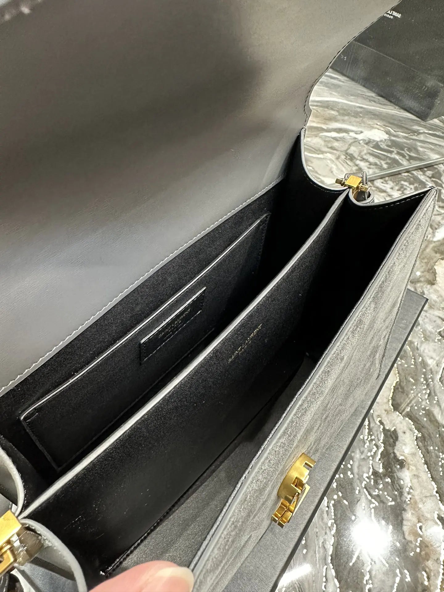 カサンドラ ミディアム トップハンドルバッグ グレイン・ド・プードル エンボスレザー