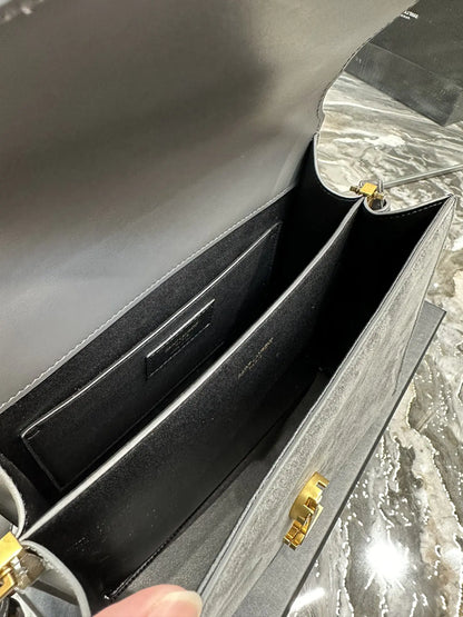 カサンドラ ミディアム トップハンドルバッグ グレイン・ド・プードル エンボスレザー