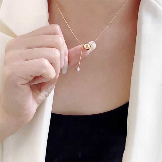 シャネルのダブルCレター細ネックレス