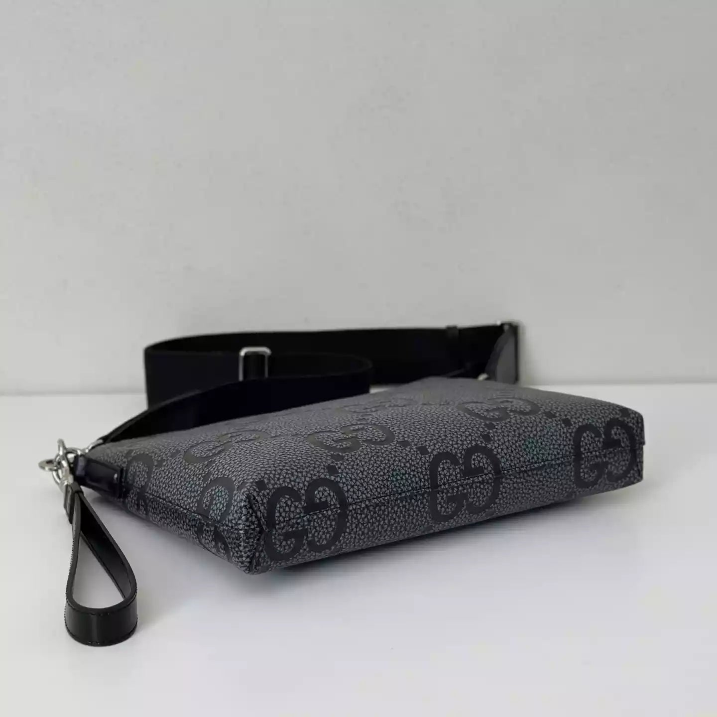 GGジャンボミディアムクロスボディバッグ（グレー＆ブラックGGレザー）– BG079